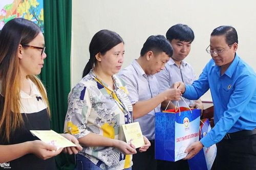 Mang Tết đến với đoàn viên, người lao động xa quê