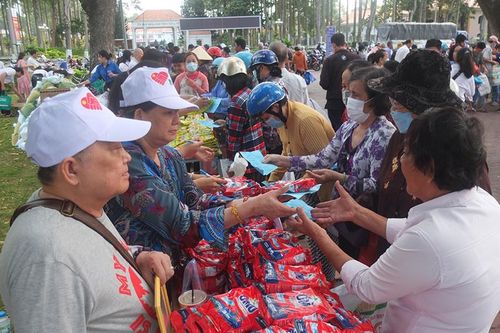 Chăm lo Tết cho người dân có hoàn cảnh khó khăn