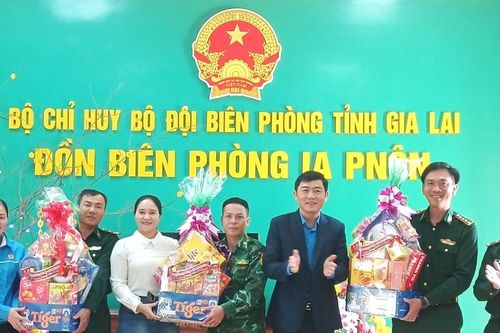 Tặng quà Tết các doanh nghiệp, đơn vị lực lượng vũ trang tuyến biên giới
