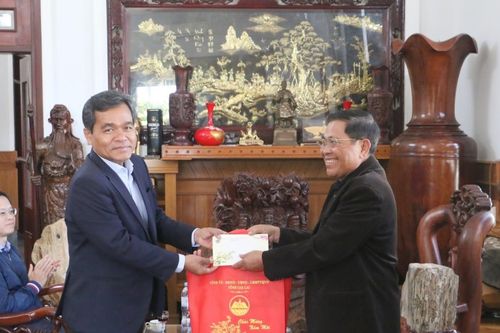 Bí thư Tỉnh ủy Hồ Văn Niên thăm, chúc Tết các đồng chí nguyên Bí thư Tỉnh ủy cùng gia đình và các đơn vị quân đội