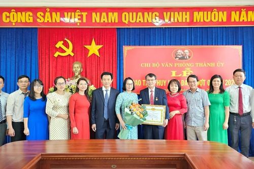 Bí thư Thành ủy Pleiku Trịnh Duy Thuân nhận Huy hiệu 30 năm tuổi Đảng