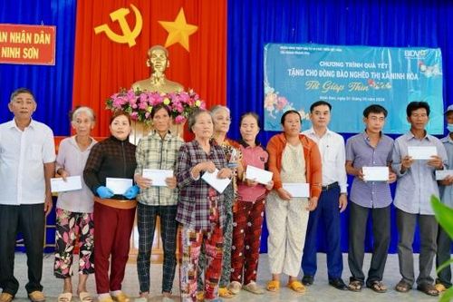 BIDV Chi nhánh Khánh Hòa tặng 200 suất quà cho hộ dân bị thiệt hại do thiên tai
