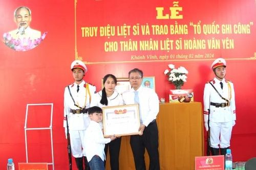 Trao bằng Tổ quốc ghi công cho thân nhân liệt sĩ Hoàng Văn Yên