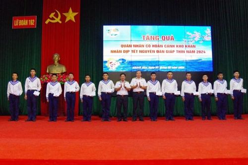 Lữ đoàn 162 trao quà Tết hỗ trợ quân nhân có hoàn cảnh khó khăn