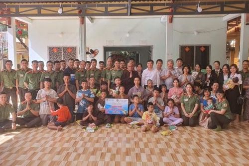 Trao các phần quà Tết trị giá 40 triệu đồng tại Cơ sở mái ấm Chùa Thanh Sơn