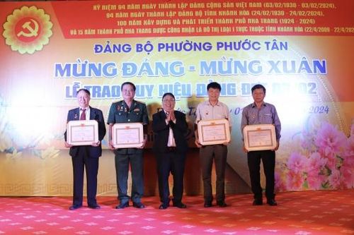 Đảng ủy phường Phước Tân: Tổ chức Lễ kỷ niệm ngày thành lập Đảng và trao Huy hiệu 40 năm tuổi Đảng cho các đảng viên