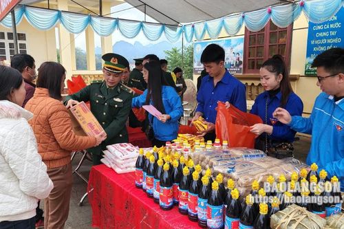 Tặng quà trị giá trên 100 triệu đồng tại chương trình 'Xuân Biên phòng – Ấm lòng dân bản' năm 2024