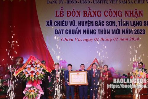 Xã Chiêu Vũ đón bằng công nhận đạt chuẩn nông thôn mới