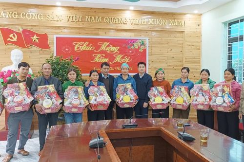 Công ty Cổ phần Đồng Tả Phời tặng quà tết người dân xã Tả Phời