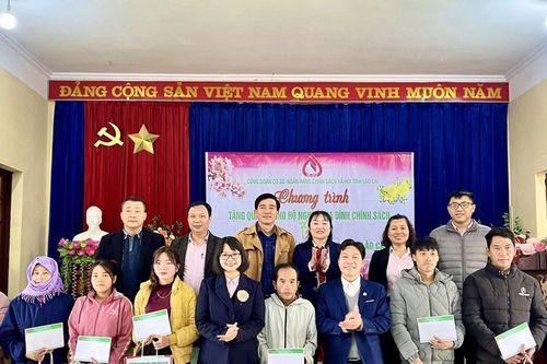 Tặng 309 triệu đồng quà tết cho hộ nghèo, gia đình chính sách