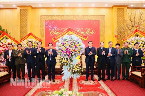Các đoàn đại biểu chúc mừng Tỉnh ủy nhân kỷ niệm 94 năm Ngày thành lập Đảng
