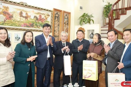 Thường trực Tỉnh ủy thăm, tặng quà các gia đình chính sách trên địa bàn Thành phố