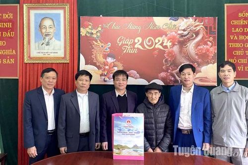 Đồng chí Nguyễn Hưng Vượng thăm, tặng quà Tết gia đình chính sách huyện Lâm Bình