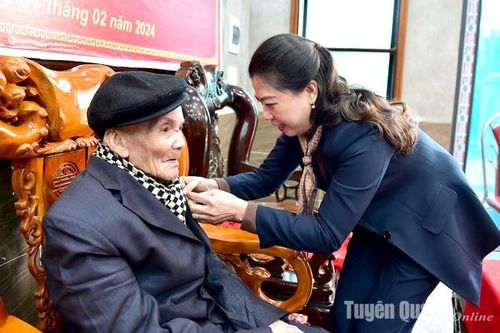 Đồng chí Lê Thị Kim Dung, Phó Bí thư Thường trực Tỉnh ủy, Chủ tịch HĐND tỉnh trao Huy hiệu Đảng tại huyện Lâm Bình