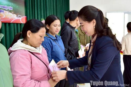Đồng chí Lê Thị Kim Dung, Phó Bí thư Thường trực Tỉnh ủy, Chủ tịch HĐND tỉnh trao quà 'Tết nhân ái' tại huyện Lâm Bình