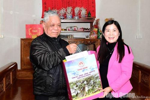 Đồng chí Phó Chủ tịch HĐND tỉnh Lê Thị Thanh Trà thăm, tặng quà Tết gia đình chính sách tại huyện Na Hang