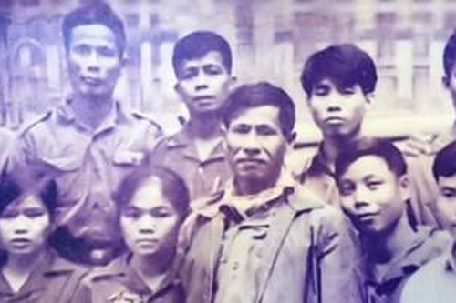 Tìm nữ liệt sĩ trong ảnh