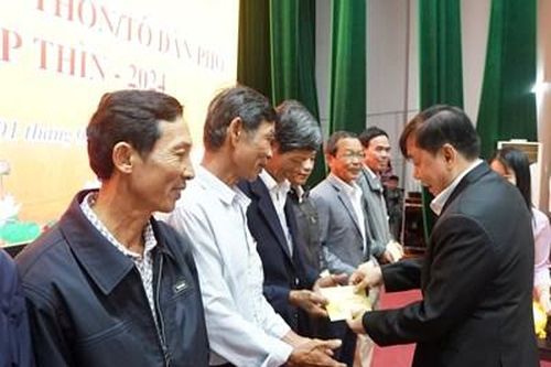 Trao bằng khen của Chủ tịch UBND tỉnh cho 9 tập thể lao động xuất sắc