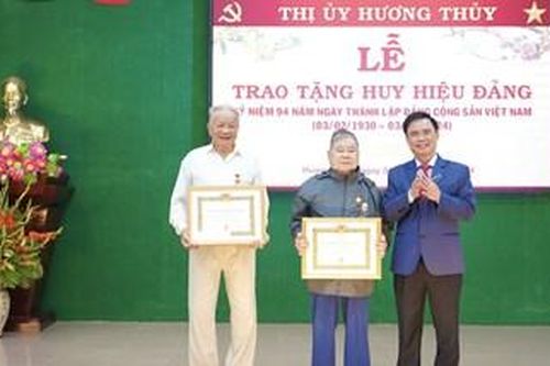 Đảng bộ TX. Hương Thủy và huyện Quảng Điền trao Huy hiệu Đảng cho 35 đảng viên