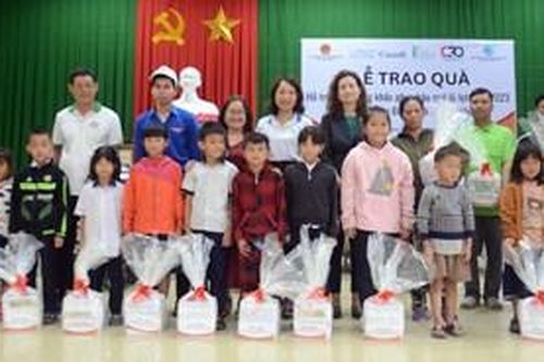 Đại sự quán Canada tại Việt Nam trao quà hỗ trợ cộng đồng