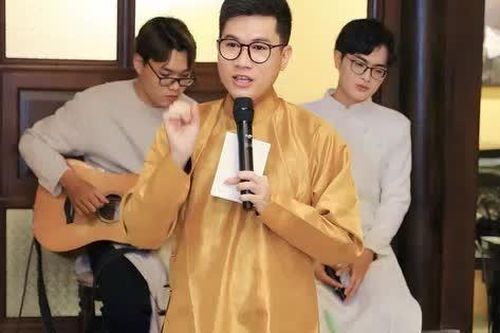 Đạo diễn Jos Tuấn Dũng diện áo dài ngũ thân, trải nghiệm 'Vị của Tết'