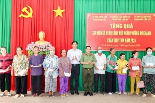 Đoàn Đại biểu Quốc hội TP Cần Thơ tặng hơn 1.000 phần quà cho các hộ nghèo nhân dịp Tết Giáp Thìn 2024