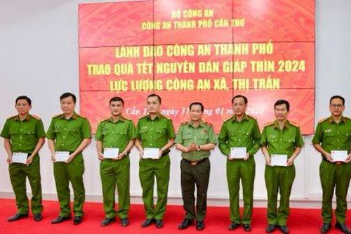 Giám đốc Công an thành phố Cần Thơ chúc Tết, tặng quà Công an xã, thị trấn