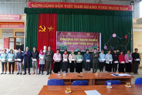 Những món quà nghĩa tình đến với bà con vùng cao Hòa Bình