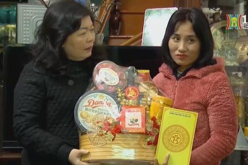 Trao quà Tết cho giáo viên có hoàn cảnh khó khăn