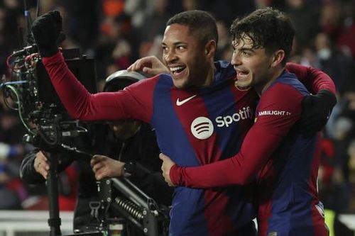 Barcelona chỉ thắng tối thiểu trong thế chơi hơn người