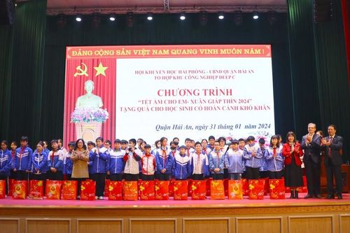 Hội Khuyến học thành phố Hải Phòng trao 560 suất quà, học bổng tặng học sinh dịp Tết Nguyên đán