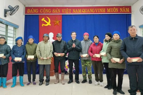 Trưởng Ban Nội chính Tỉnh ủy Tô Vũ Lập tặng quà tết hộ nghèo xã Vân Trình, Lê Lai (Thạch An)