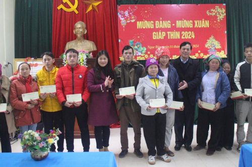 Ủy ban MTTQ tỉnh tặng quà tết hộ nghèo, gia đình chính sách huyện Hà Quảng