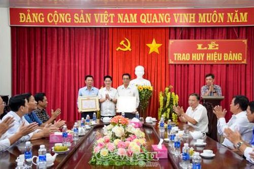 Trao Huy hiệu Đảng đợt 3/2 cho 271 đảng viên