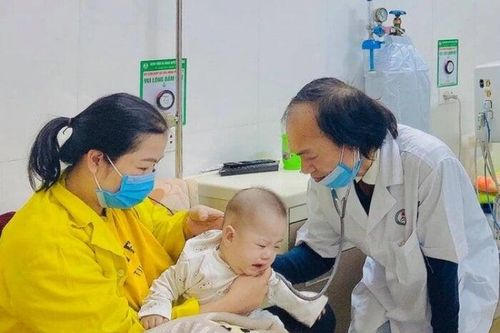 Bác sĩ chỉ ra sai lầm thường thấy của cha mẹ trong việc giữ ấm cho trẻ