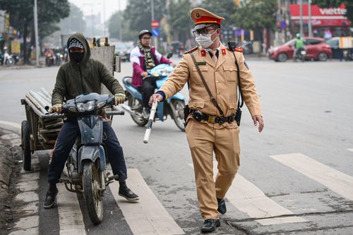 CSGT xử phạt hàng loạt xe 'máy chém' nghênh ngang trên phố Hà Nội dịp cuối năm