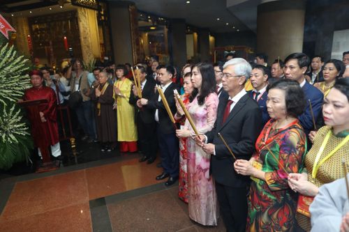100 kiều bào dâng hương các vua Hùng, trải nghiệm tuyến Metro TP.HCM