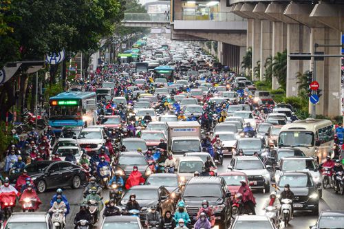 Tắc đường suốt ngày đêm, người Hà Nội chật vật đi lại ngày giáp Tết