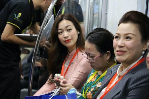 Hành khách ngắm nhìn TP.HCM trên chuyến tàu đặc biệt ngày cận Tết