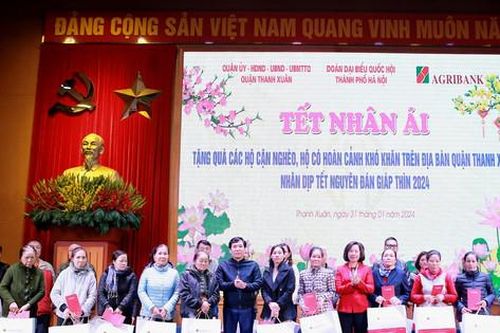 Quận Thanh Xuân trao quà Tết cho các hộ cận nghèo, hoàn cảnh khó khăn