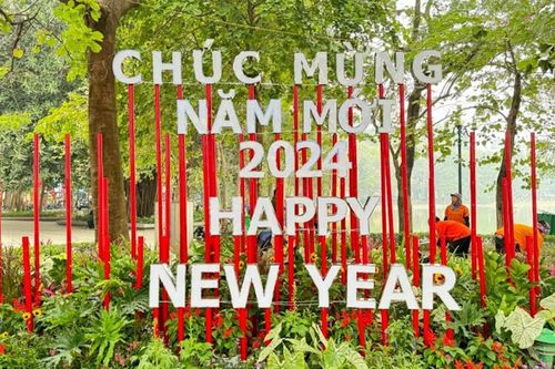 Đường phố Hà Nội trang hoàng đón Tết
