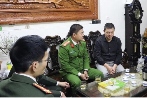 Ban Giám đốc Công an Hà Nội thăm và chúc Tết gia đình các Liệt sỹ