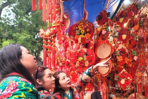 Phố Hàng Mã nườm nượp người sắm đồ trang trí Tết