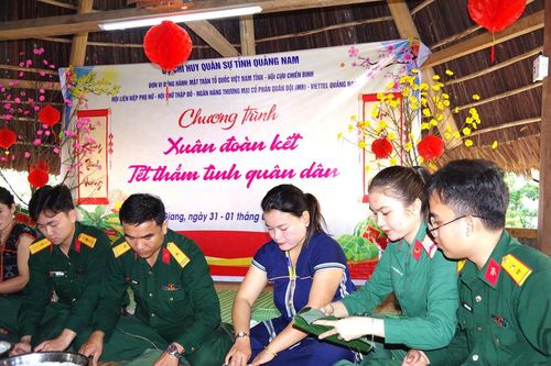 Tặng quà Tết cho người dân ở biên giới Tây Giang, Quảng Nam