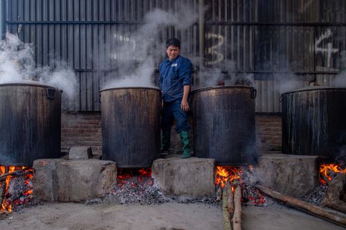 Nồi bánh chưng đỏ lửa suốt ba thế hệ, nấu hàng vạn chiếc phục vụ Tết