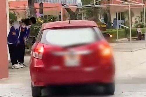 Vụ học sinh cúi chào ôtô, giáo viên có lời thô tục với người phản ánh