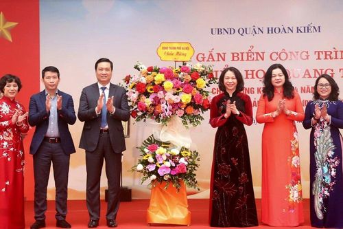 Gắn biển công trình Trường TH Quang Trung chào mừng 94 năm ngày thành lập Đảng
