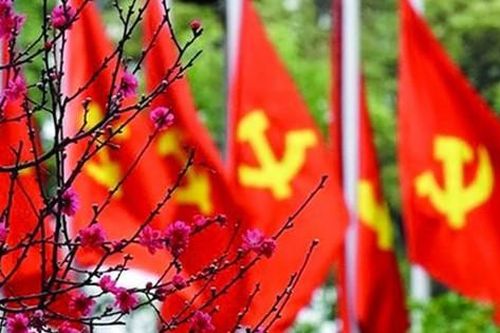 'Cuộc sống lớn có đôi mắt Đảng; mỗi bước đi gần, nâng ước mơ xa'