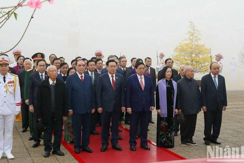 Lãnh đạo Đảng, Nhà nước đặt vòng hoa và vào Lăng viếng Chủ tịch Hồ Chí Minh