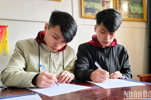 Hai anh em sinh đôi ở Hà Tĩnh tình nguyện tòng quân